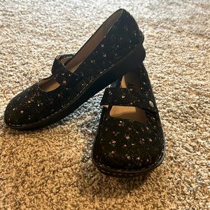 super cute floral Alegria’ Mary Jane’s size 39